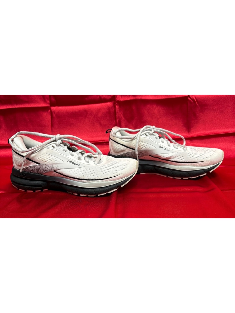 Brooks Women’s Trace 3 Neutral Running Shoes In White/Oyster/Black Size 6M (B)